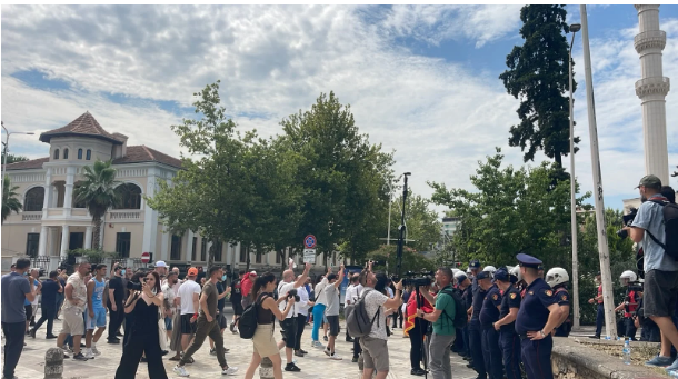 Protestuesit nuk tërhiqen, pas vezëve dhe miellit afrohen për të bllokuar hyrjen e Kuvendit, heqin barrierat metalike