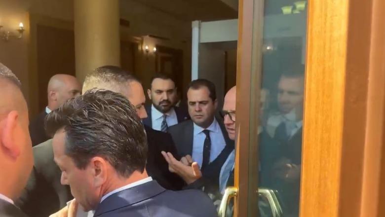 Agron Shehaj përplaset me Gardën e Kuvendit, nuk lejohet të futet në seancë