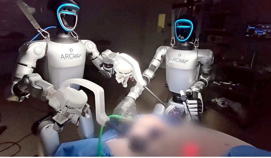 Roboti humanoid asiston në një ndërhyrje kirurgjikale, një moment historik në mjekësi