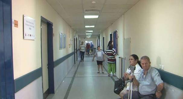 Temperaturat e larta mbingarkojnë Urgjencën e Shkodrës, deri në 135 pacientë paraqiten çdo ditë