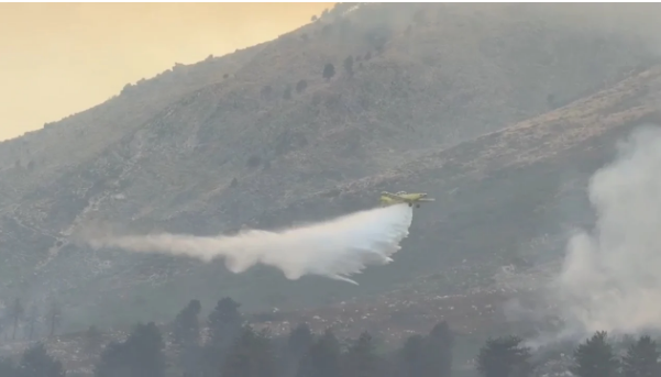 08:28 Zjarri mbi Dukat merr përmasa më të mëdha, përhapet drejt Malit të Çikës. Nis ndërhyrja nga ajri me dy avionët “Air Tractor”