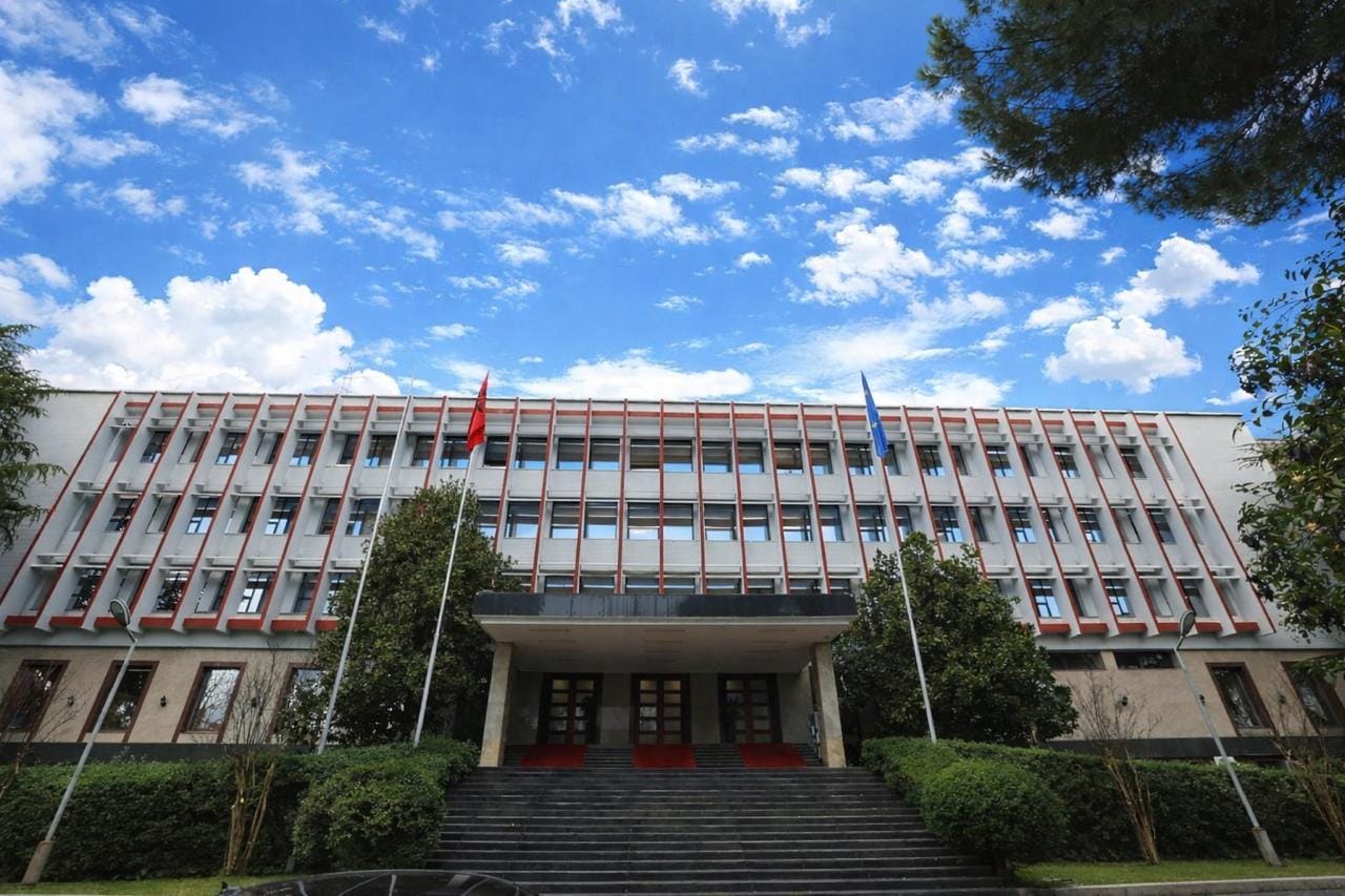 10:50 Himni shqiptar nuk u luajt gjatë aktivitetit në Pustec, MEPJ: Respektimi i simboleve kombëtare nuk është çështje politike