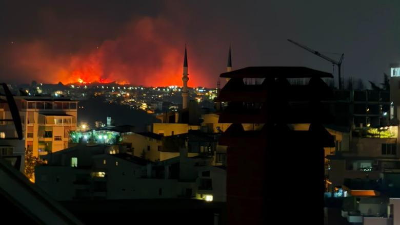 Zjarri pranë Lundrës merr përmasa të mëdha, flakët duken edhe nga Tirana!