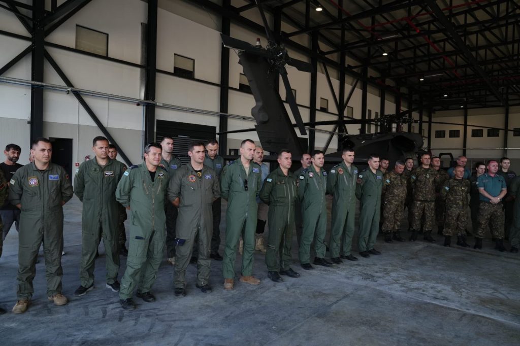 Ministri i Mbrojtjes Ermal Nufi takon pilotët e Forcës Ajrore në Bazën Ajrore të Farkës