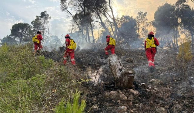 10 vatra zjarri në vend, Ministria e Mbrojtjes: 5 ende aktive, nuk paraqesin rrezik për zonat e banuara