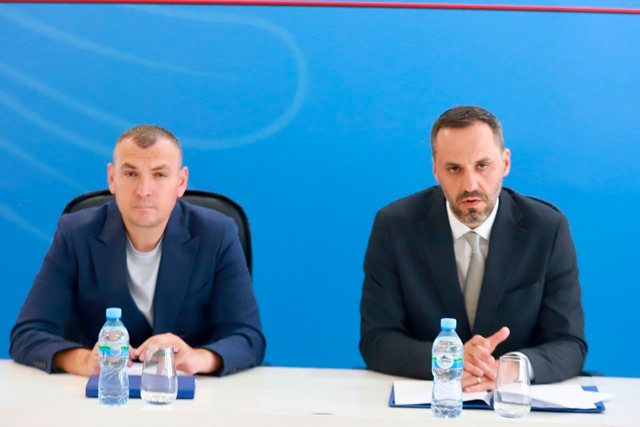 15:50 Dorëheqja e Arben Carës/ Prezantohet drejtori i ri i Përgjithshëm i Shërbimit Zjarrfikës