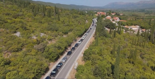 19:11 Situatë kaotike në kufitin Kroaci-Mal të Zi, kolonë makinash prej 20 kilometrash