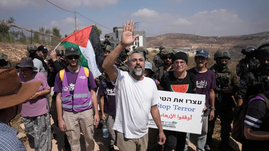 Tensione në Beit Sahour/ Aktivistët izraelitë dhe palestinezë përballen me kolonët në tokat palestineze
