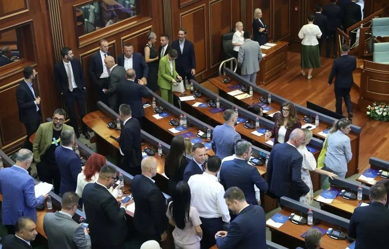 Deputetët e PDK mblidhen në Kuvend, LDK dhe AAK thirrje Kurtit që të thërrasë sonte seancën konstituive