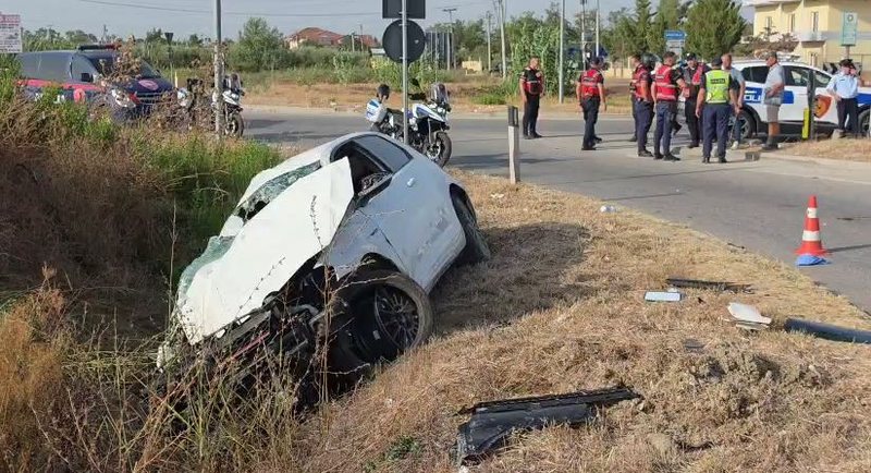 Aksident në mbikalimin e Spitalit Memorial/ Fier, mjeti del nga rruga, plagosen tre persona