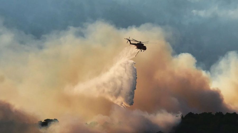 Ndodh në Greqi! Po luftonin kundër zjarreve, dy helikopterët përplasen me njëri-tjetrin