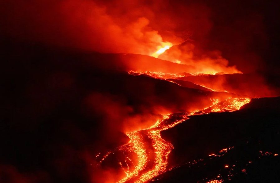 Etna po “vlon”, lava gjarpëron si lumë nëpër mal, aeroportet në kolaps (PAMJE)