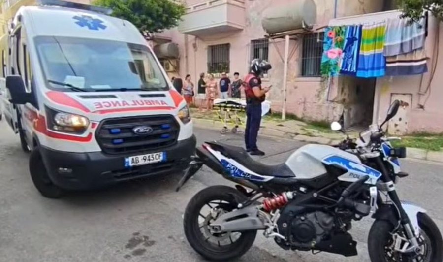 Tronditet Durrësi! Burri dhe gruaja qëllojnë me thikë njëri-tjetrin, përfundojnë në spital (VIDEO)