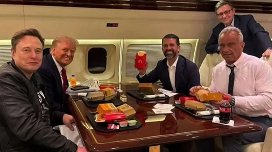 E zbulon Sekretari i Shëndetësisë: Trump ka frikë se mund të helmohet nga ushqimi, prandaj zgjedh ta marrë nga…