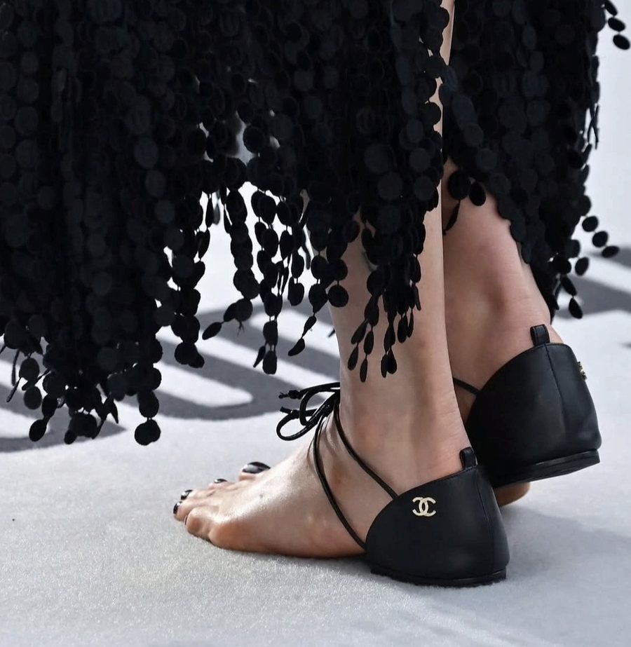Chanel rikthen idenë e “këmbëve zbathur” në tapetin e kuq (Lifestyle)