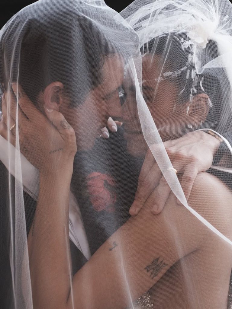Dua Lipa rrëfen për herë të parë detaje nga martesa me Calum Turner: “Ishte magjike”