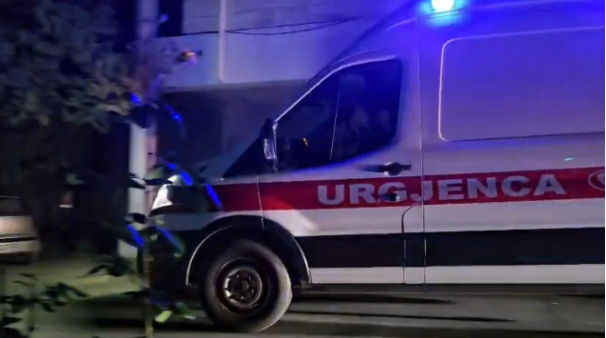08:10 Aksident tragjik gjatë natës në Durrës/ Mjeti me shpejtësi përplaset me bordurën e betonit, humbin jetën tre të rinj, plagosen dy të tjerë