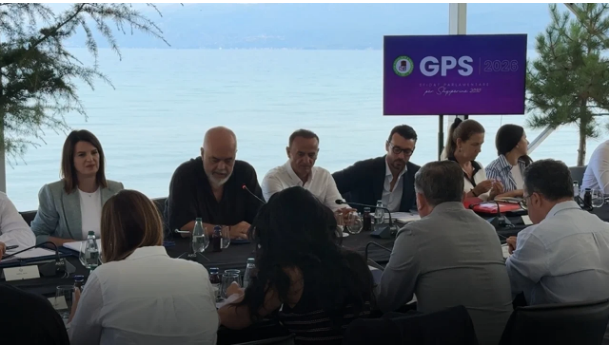 09:12 Pas drejtuesve të PS, Rama mbledh ministrat. Çfarë pritet të diskutohet në Pogradec