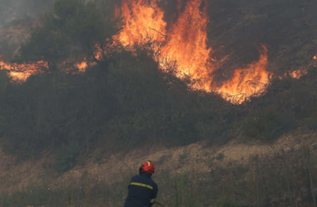 Zjarr në ishullin grek të Salaminës, shënohen 2 viktima