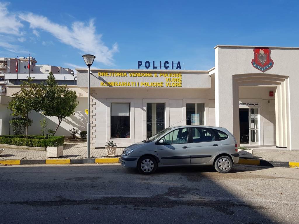 Konflikt mes dy shitësve të biletave në Skelë, plagoset me mjet prerës njëri prej tyre
