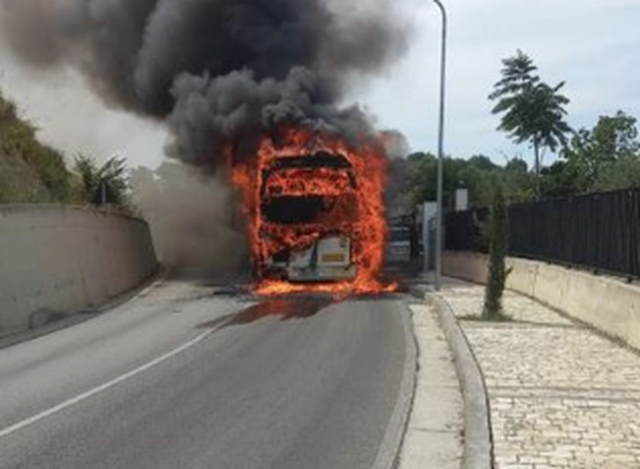 Shkrumbohet autobusi me 52 turistë të huaj në Berat