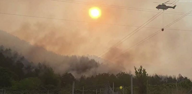 Zjarri masiv në Pukë, reagon MB: Vijon ndërhyrja nga toka dhe ajri, nis evakuimi i banorëve. Përparësi fëmijët dhe të moshuarit