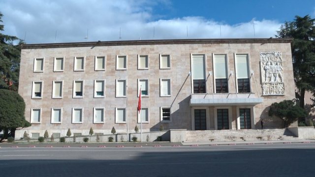 18:23 Veliaj shkarkoi kryetaren e komanduar/ Reagon Kryeministria