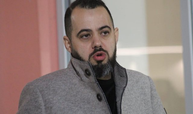 “Plas” pas Elbasani-Vllaznia: Presidenti godet me grusht arbitrin