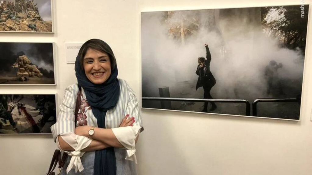 “Mos më harroni”/ Fotoreporterja që sfidoi regjimin iranian dënohet me 15 vite burg: Nuk dorëzohem dhe s’kam asnjë pendesë