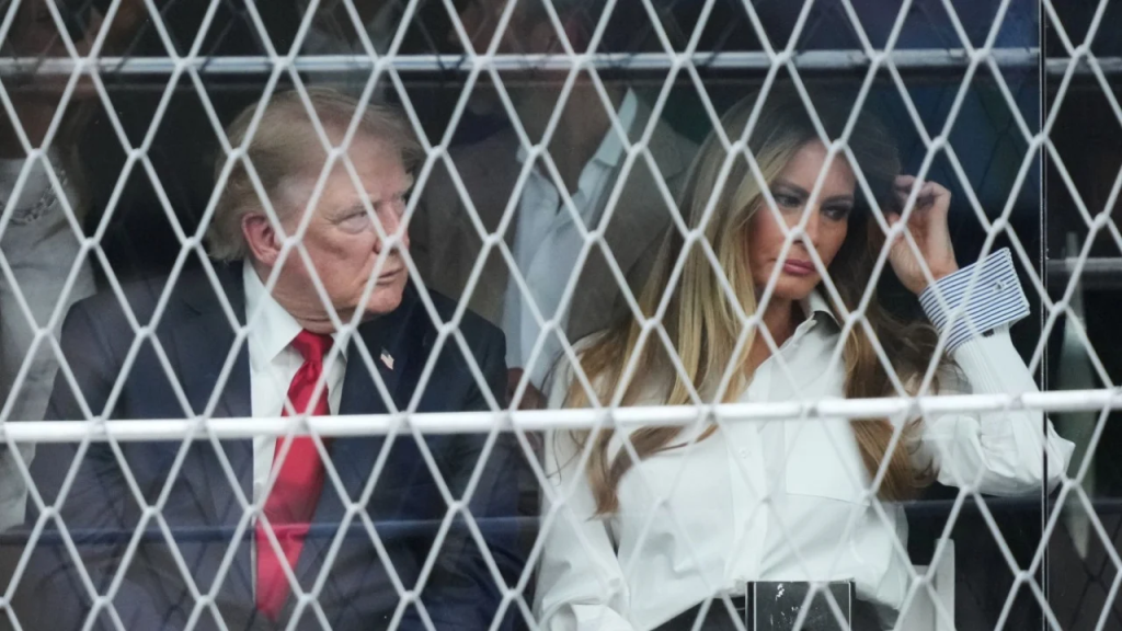 “Ndodhi dy herë, nuk mund ta duroj më”, Melania bën xhiron e rrjetit, eksperti i leximit të buzëve zbulon çfarë i tha Trumpit gjatë aktivitetit në Uashington