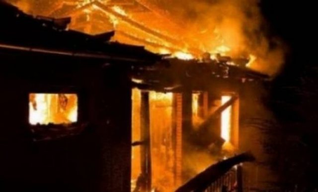 Shkrumbohet magazina bujqësore në Berat/ Zjarri rrezikon dhe banesën ngjitur
