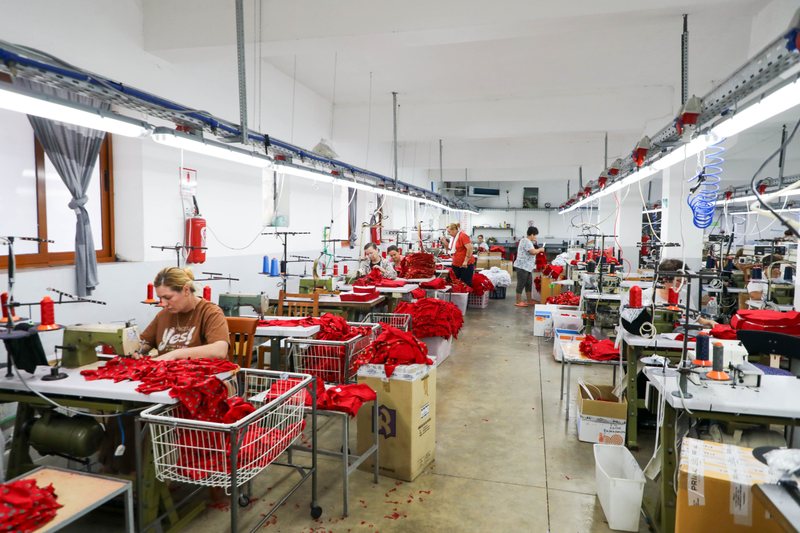 Balla viziton sipërmarrjen tekstile në Kavajë: Programi “Dyfisho Sipërmarrjen Tënde” mbështetje edhe për sektorin fason
