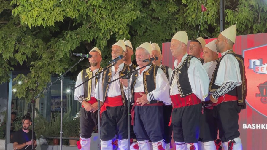 Festivali Folklorik çel siparin në Kotë, polifonia labe bashkon grupet e Labërisë