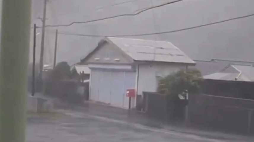 Tajfuni “Dolphin” godet Japoninë, 6 të plagosur dhe mijëra shtëpi pa energji. Kina mbyll portet