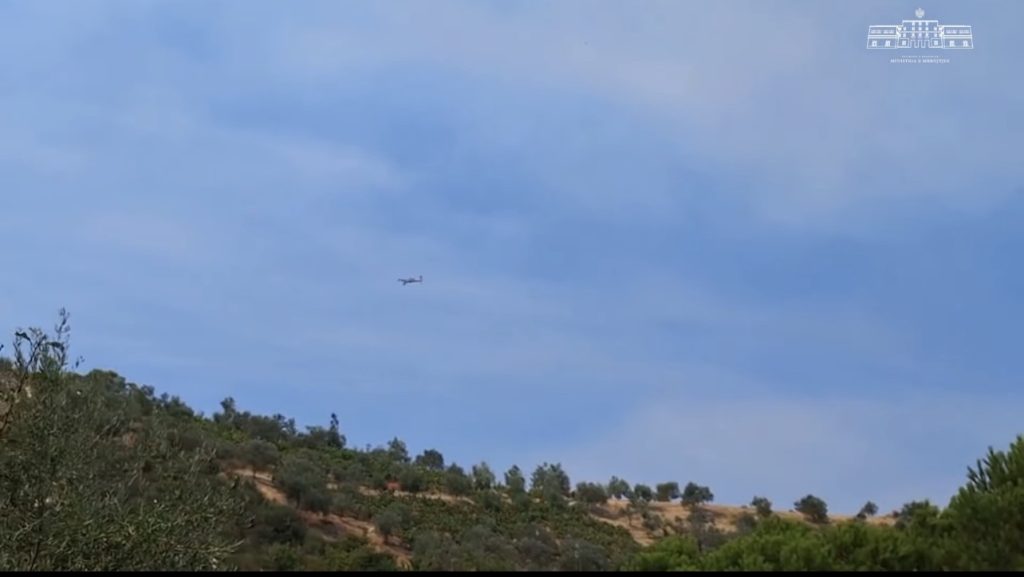 Zjarri riaktivizohet në Drenie, ndërhyjnë dy avionë Air Tractor