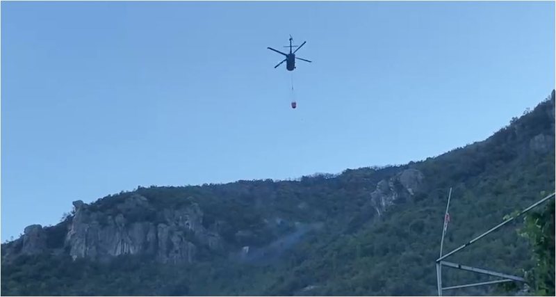 Zjarri në Krujë vijon prej 5 ditësh, dy helikopterë në luftë me flakët mbi lagjen Abaze
