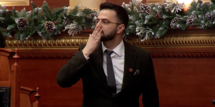 PD vë ‘në provë’ Shabanin, i kërkon të hetojë “Smart City”. Ja përgjigja për selinë blu