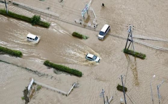 Reshjet rekord në Japoni/ Stuhia vret katër persona, mijëra të bllokuar