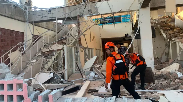 Tërmeti i fuqishëm godet Indonezinë/ Humbin jetën disa persona, nisin kërkimet nën rrënoja