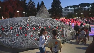 Festa e Koranit, “mbreti i liqenit” kthehet në atraksion për turistët