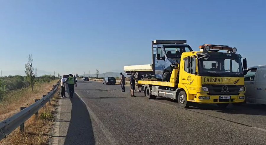 Aksident në aksin Levan-Tepelenë, përplasen 3 automjete