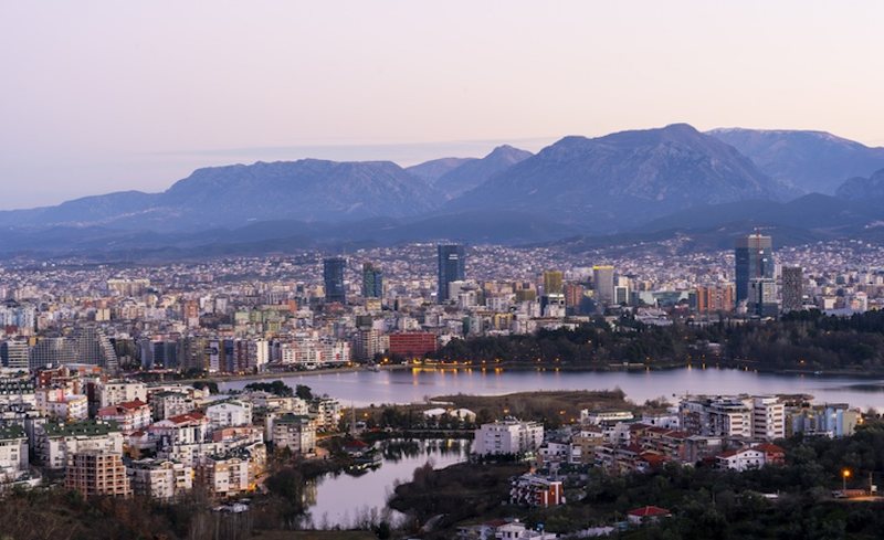 09:00 Media ruse “Pravda.ru”: Tirana, zgjedhja ekonomike për një udhëtim në Evropë