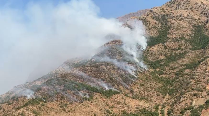 Vatër zjarri mbi fshatin Vajkal, terreni malor e bën të pamundur ndërhyrjen e zjarrfikëseve