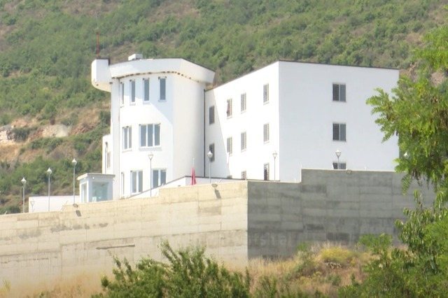 Tentuan të fusin sende të ndaluara në burgun e Pojskës/ Shoqërohet familja rumune