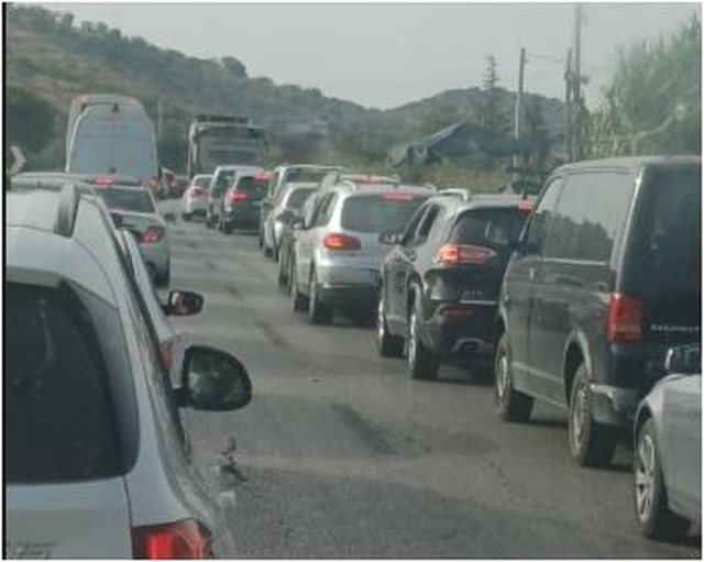 Fundjava rikthen trafikun e rënduar/ Radhë kilometrike në aksin Kavajë-Lushnje