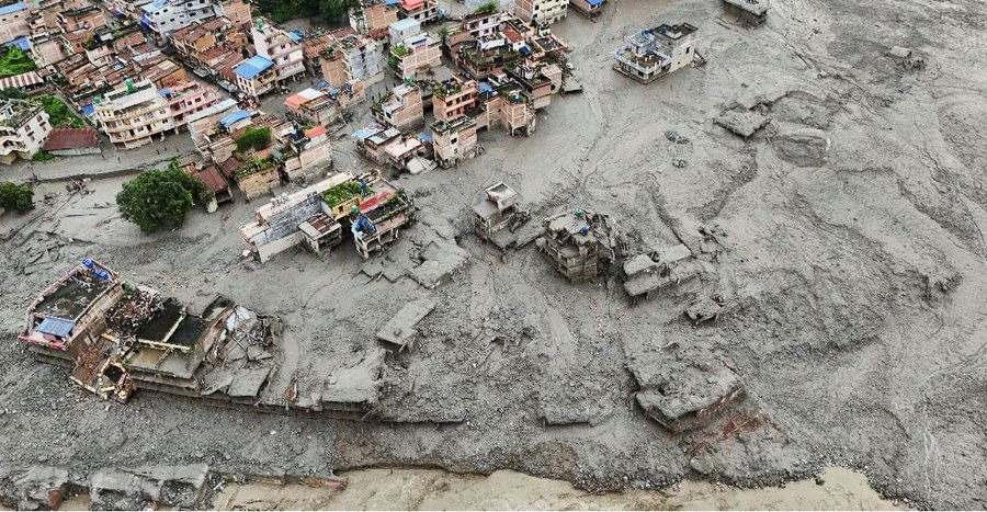 Si shembja e një akullnaje shkaktoi një rrëshqitje dheu vdekjeprurëse dhe përmbytje përgjatë kufirit Nepal-Kinë
