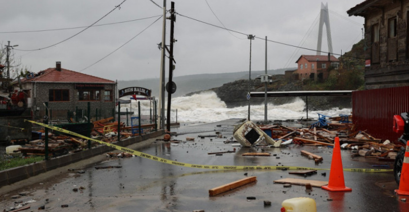 Stuhi dhe shira godasin Stambollin, 10 persona të plagosur