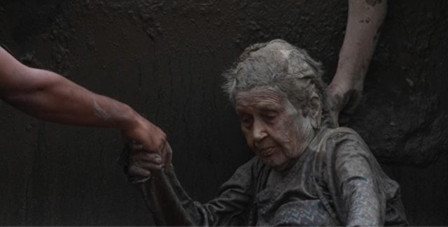 97-vjeçarja i shpëton katastrofës natyrore në Nepal/ Nxirret pas 4 orësh nga rrënojat