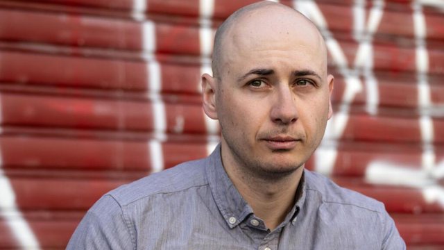 Protestë në Paris në mbrojtje të aktivistit shqiptar “antifa” që rrezikon ekstradimin: Është një persekutim politik
