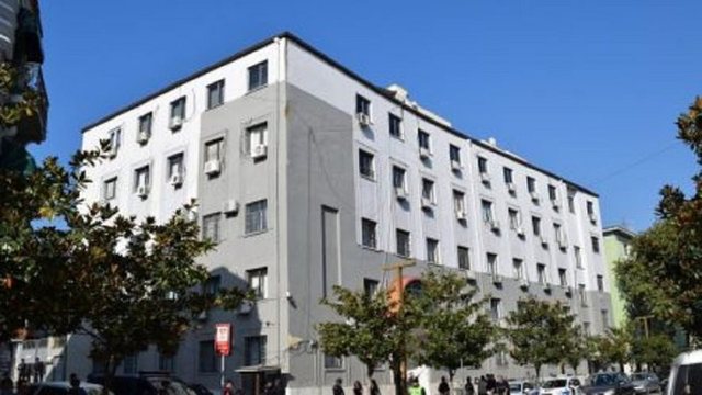 Dhunuan kamerierin 18-vjeçar/ Gjykata lë në burg dy të arrestuarit